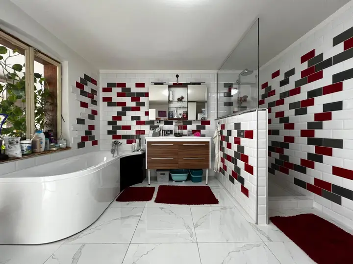 Badezimmer mit Wanne & Dusche