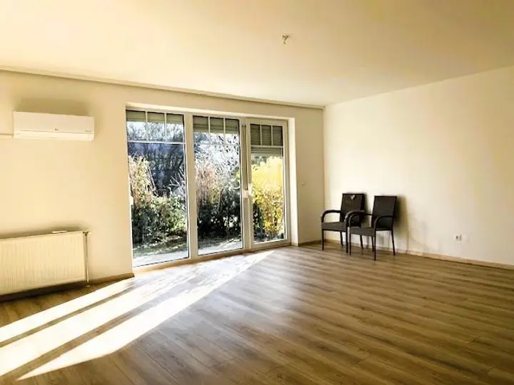 großzügiger Wohnbereich, Terrassenzugang