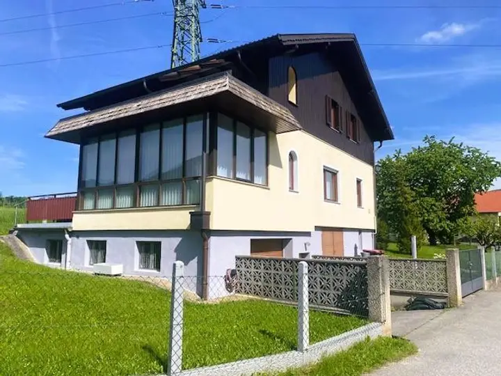 Front mit Garagentoren
