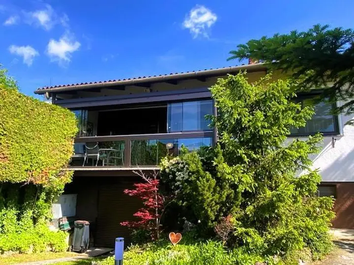 Hausfront, Garageneinfahrt