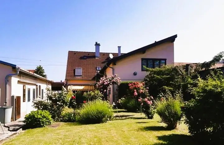 Haus und Nebengebäude