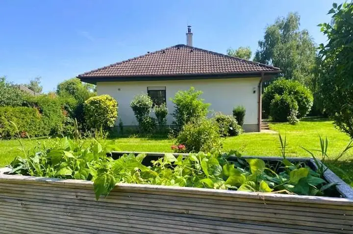 Garten mit viel Platz und Hochbeeten