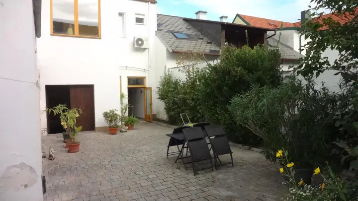 Innenhof mit Terrasse