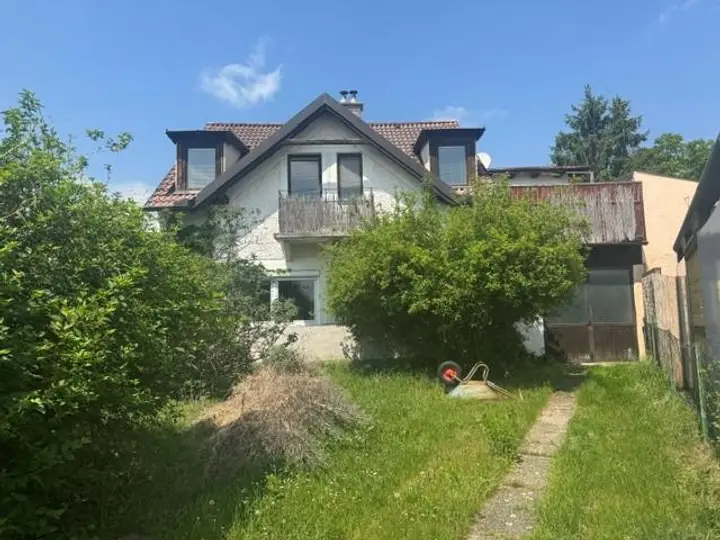 renovierungsbedürftiges Haus mit Lagerhalle