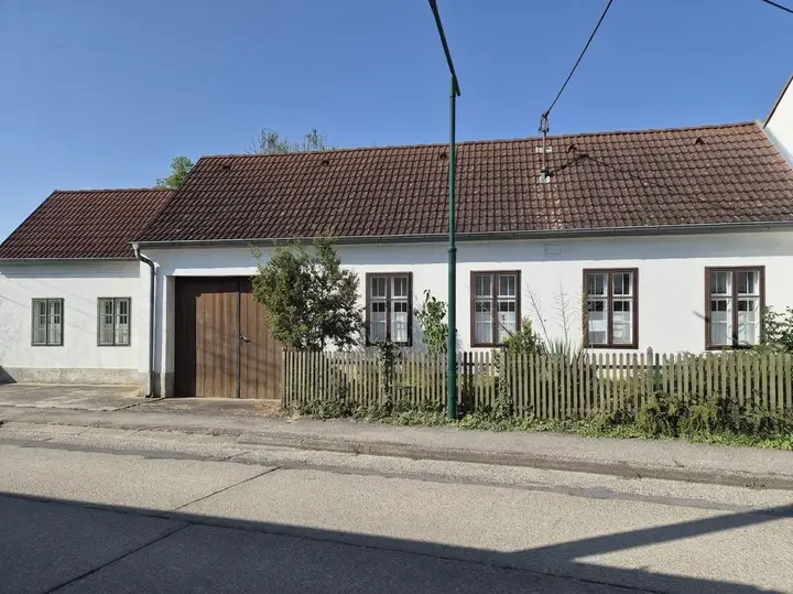Strassenansicht mit Toreinfahrt und Nebengebäude