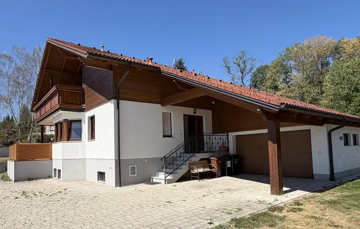 Hausansicht Süd-Ost und Eingangsbereich
