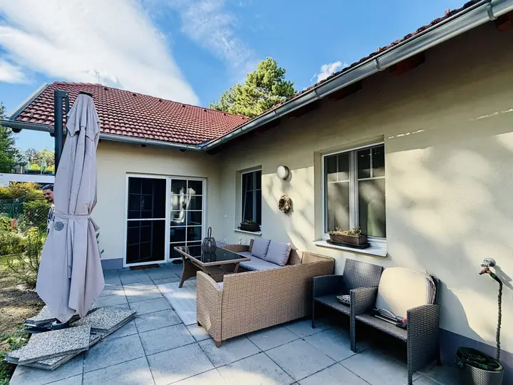 geräumige Terrasse, Zugang übers Wohnzimmer