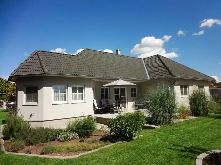 Bungalow ( grüne Wiese mit KI Unterstützung)