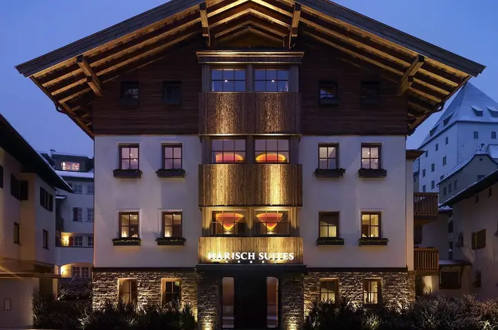 The Suite_S_Harisch Suites_Gries_Nachtaufnahme_Kitzbühel_Außenansicht