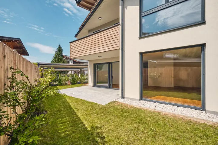 TERRASSE MIT GARTEN