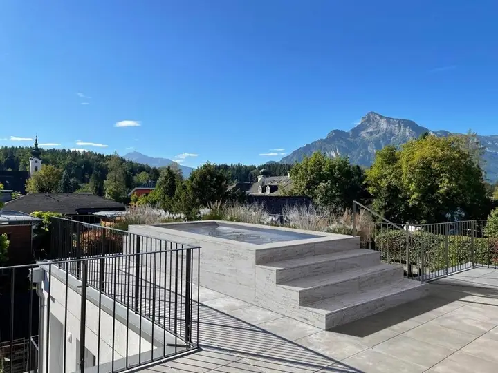 Panoramaterrasse mit Pool