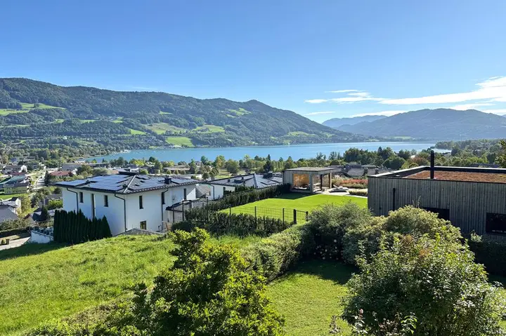 Der traumhafte Garten und der Blick auf den Mondsee
