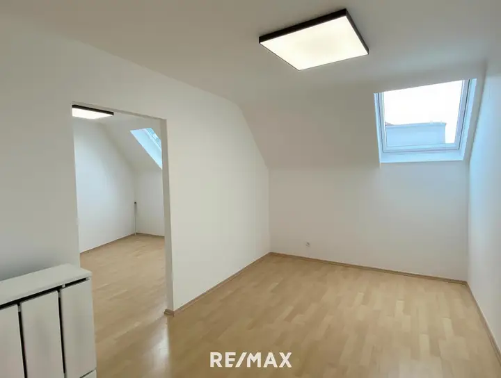 Zimmer mit Musterdeckenlampe