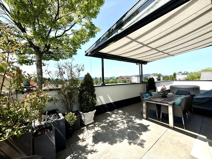Terrasse mit gepflegtem Grünbestand