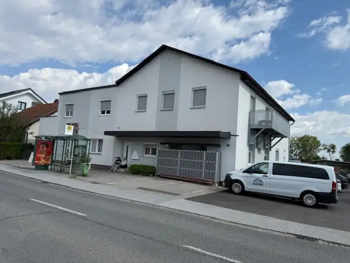 Straßenansicht.