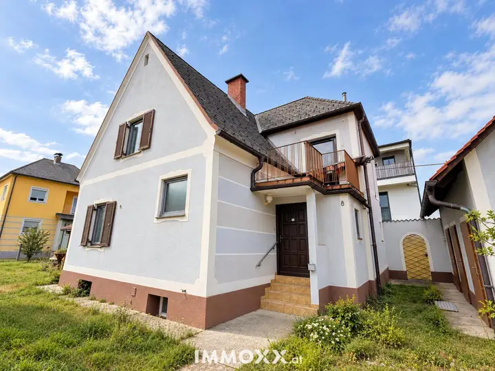 Suburbanes Haus mit Balkon und Garten