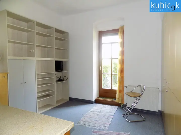 Wohn-/Schlafbereich mit Ausgang in den Garten