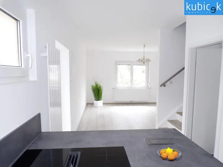 Küche mit Blick ins Wohn- /Esszimmer