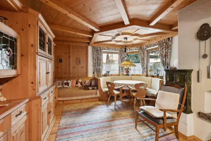Tiroler Stube mit Kachelofen