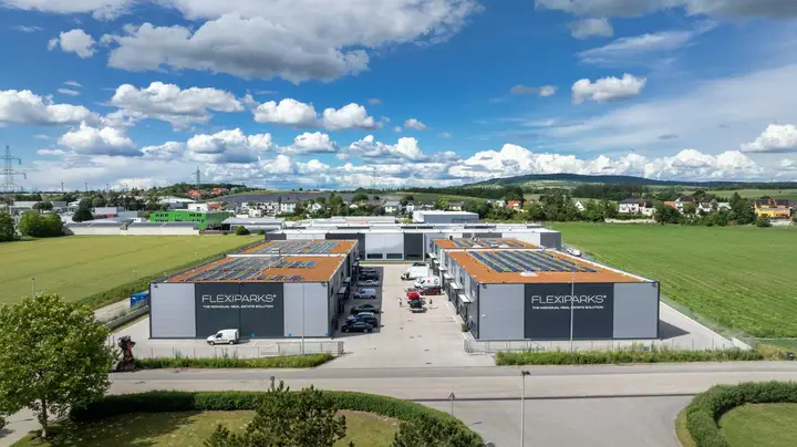 Flexipark außen leicht belebt Bastin von hinten im WEB