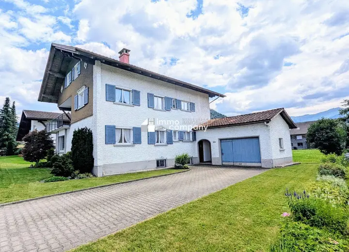 Einfahrt / Garage