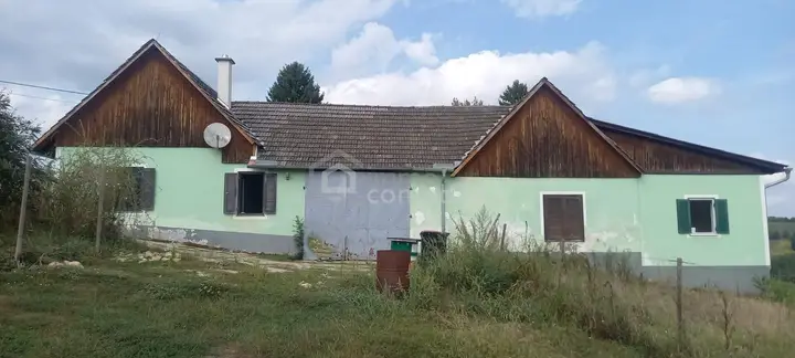 Hausansicht mit Einfahrtstor