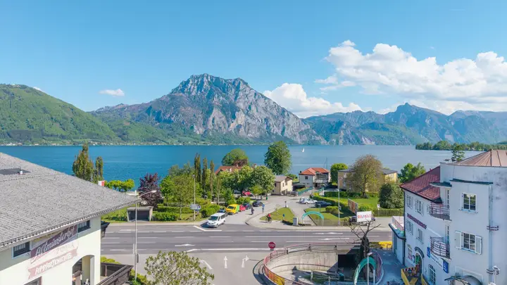 Blick auf den Traunsee und die umliegende Bergwelt