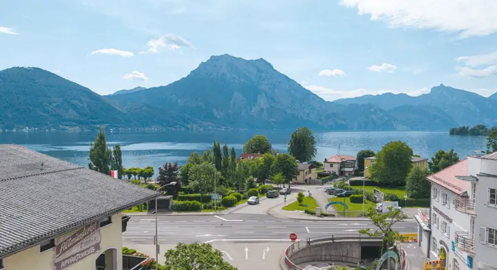 Blick auf den Traunsee und die umliegende Bergwelt