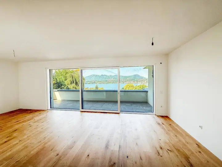 Wohnzimmer mit Ausgang auf den Balkon