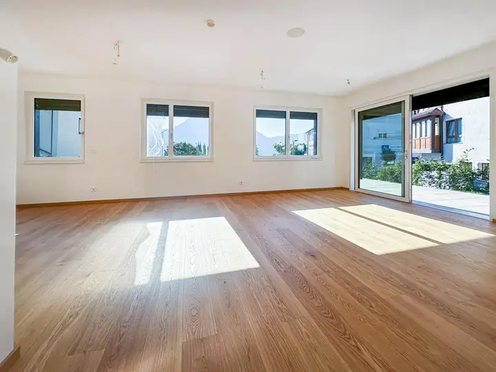 Wohnzimmer mit Ausgang auf die Terrasse