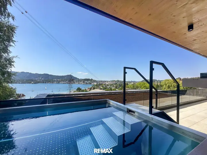 Terrasse mit Pool