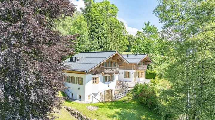 KITZIMMO-exklusives Landhaus mit Pool in bester Lage - Immobilien Kitzbühel.