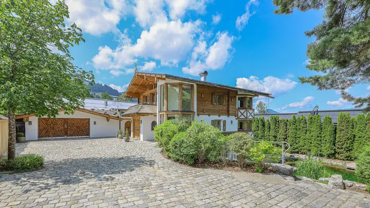 KITZIMMO-Exklusive Luxusvilla mit Freizeitwohnsitz auf der Bichlalm - Immobilien Kitzbühel.