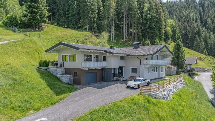 KITZIMMO-Hochwertiges Zweifamilienhaus in unverbaubarer Aussichtslage kaufen - Immobilien Hollersbach.