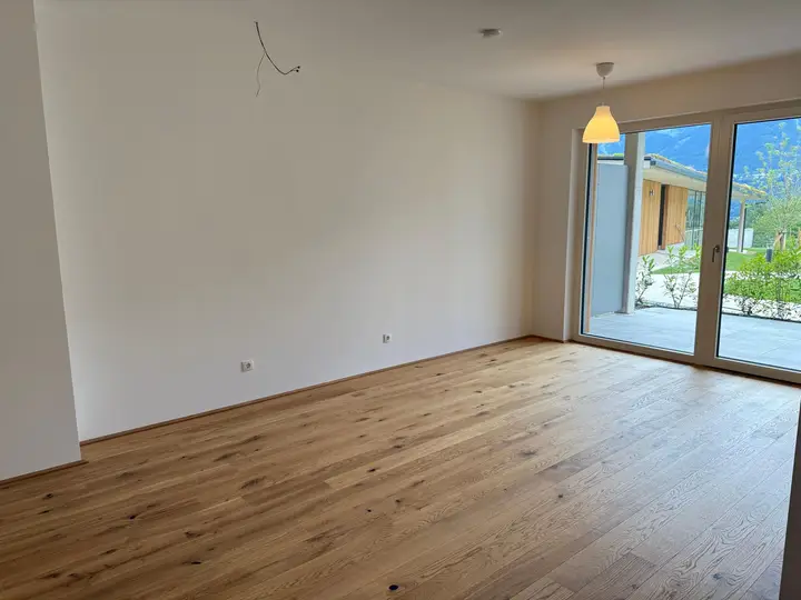 Wohnzimmer mit hellen Glasfronten