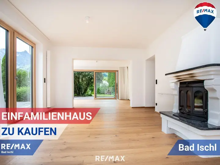 Heller Wohnbereich im EG mit Ofen
