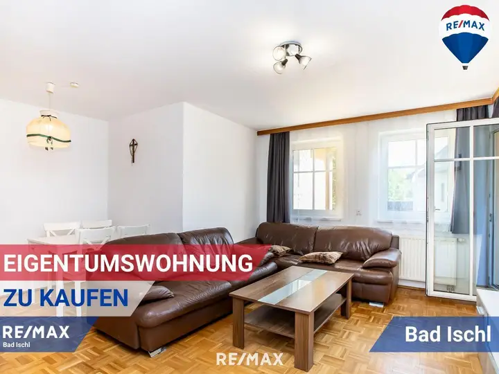 Wohnzimmer mit Essbereich mit Ausgang auf Balkon