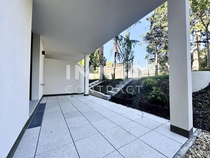Terrasse mit Eigengarten