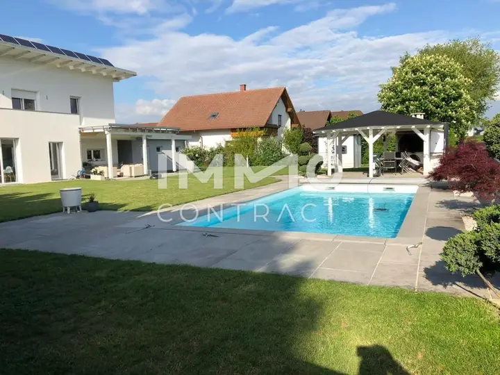 Poolanlage - Hausansicht