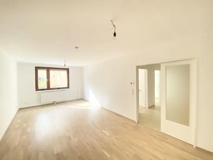 Wohnzimmer mit Flügeltüren