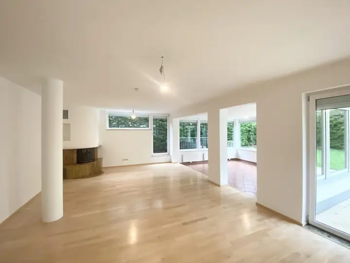 Großzügiges Wohnzimmer und Wintergarten