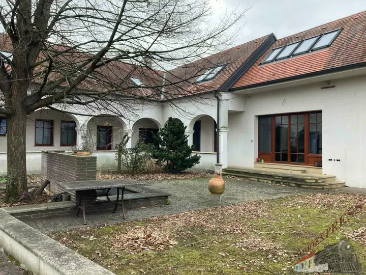 Gebäude gartenseitig