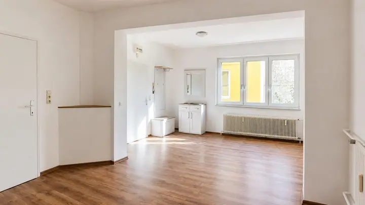 Wohnküche und Eingangsbereich