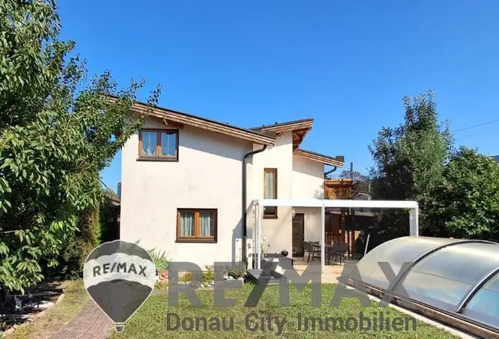 1 Haus mit Pool 1210
