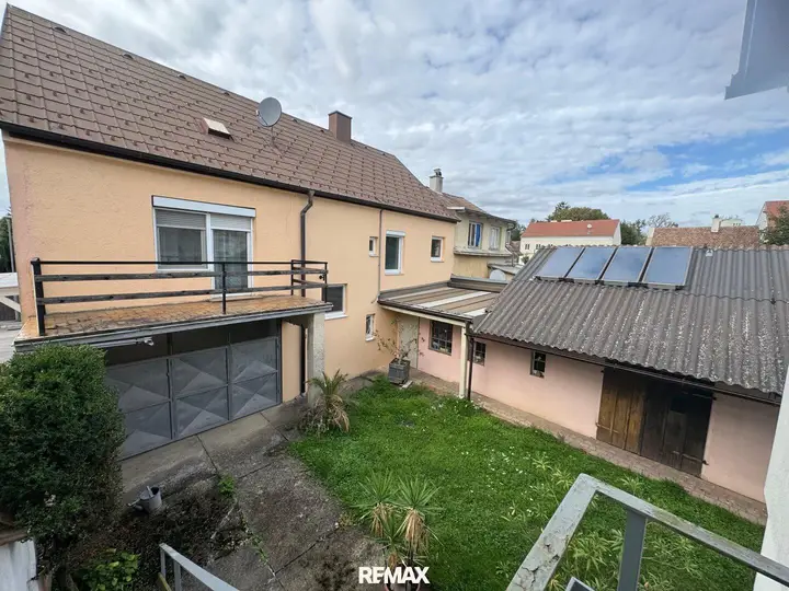 Hausansicht mit Garten