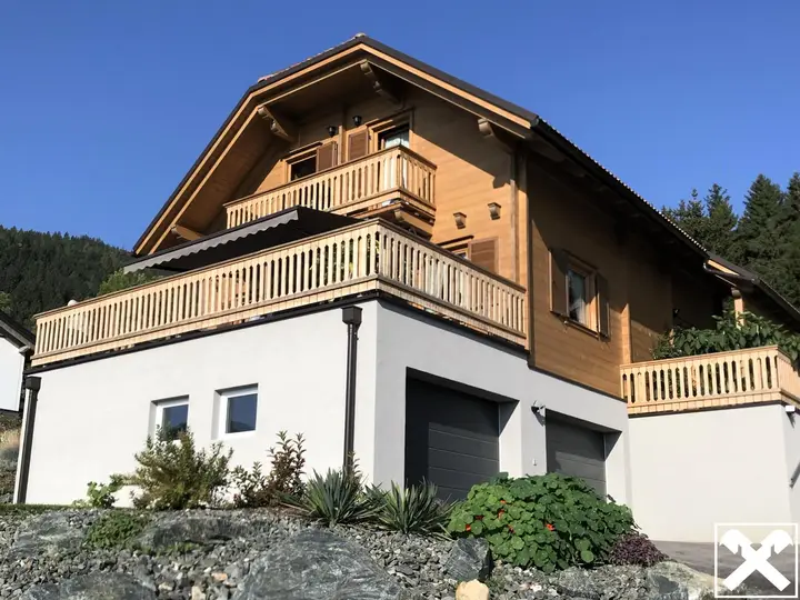 Charmantes Holzhaus mit Doppelgarage