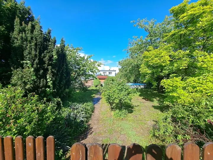 Blick vom Gehweg auf Ihre Parzelle