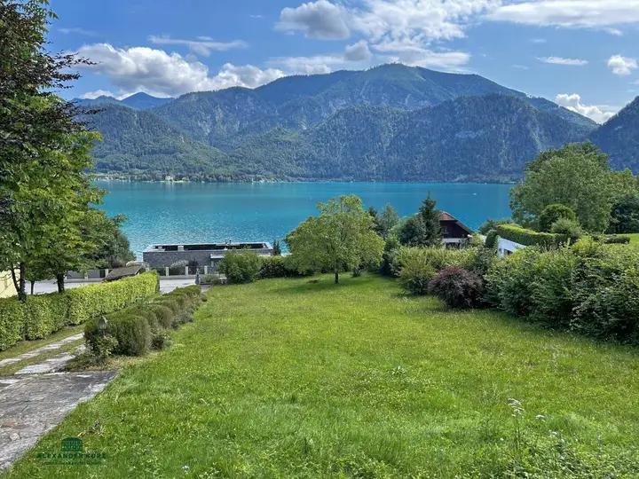 Baugrundstück mit Badeplatz und traumhaftem Atterseeblick