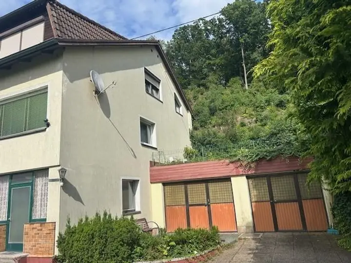 Seitenansicht mit 3 Garagen