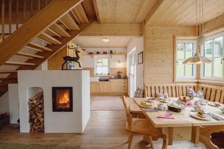 Haus Gössl_Veranda_Esstisch_Küche_Kamin(c)NDZ